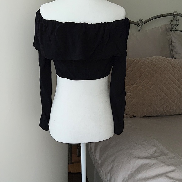 UO Silence + Noise Off-the-Shoulder Crop Top - Picture 6 of 11